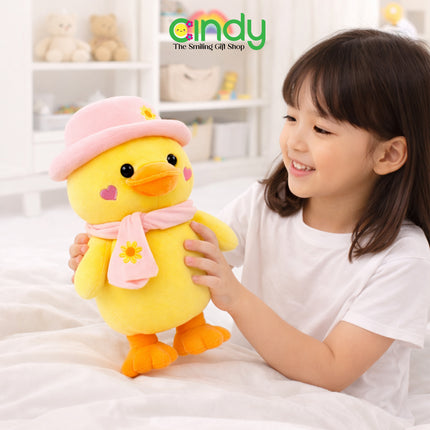 Cindy Boneka Bebek Pierre Lucu Lembut – Duck Plush Kuning dengan Topi & Syal Pink untuk Kado Anak